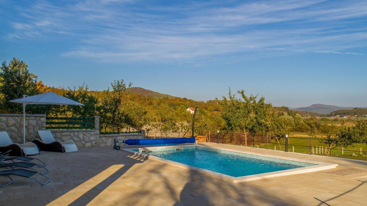 Otocac House | Lovely home in Otocac with WiFi