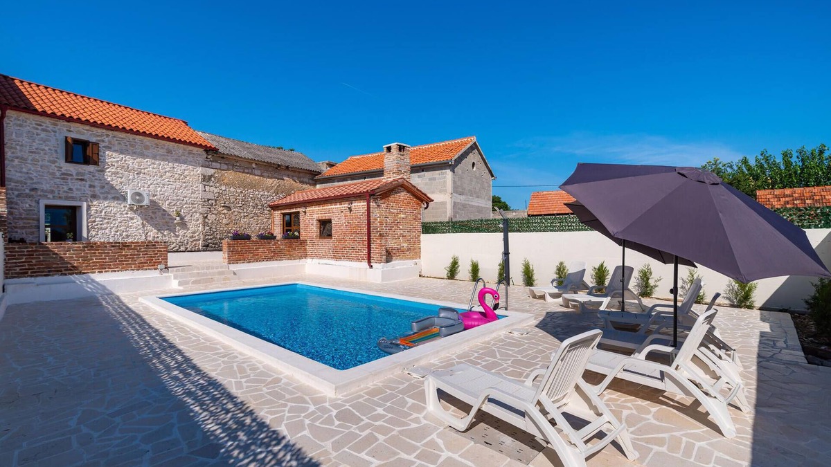 Podgradina House | Lovely home in Podgradina with WiFi