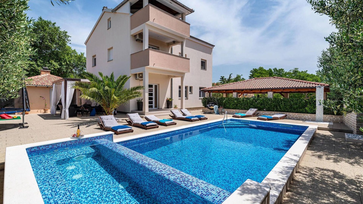 Velim House | Lovely home in Radasinovci with kitchen