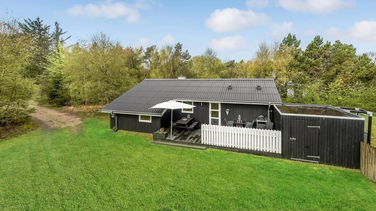 Lodbjerg Hede House | Lovely home in Ringkøbing with kitchen