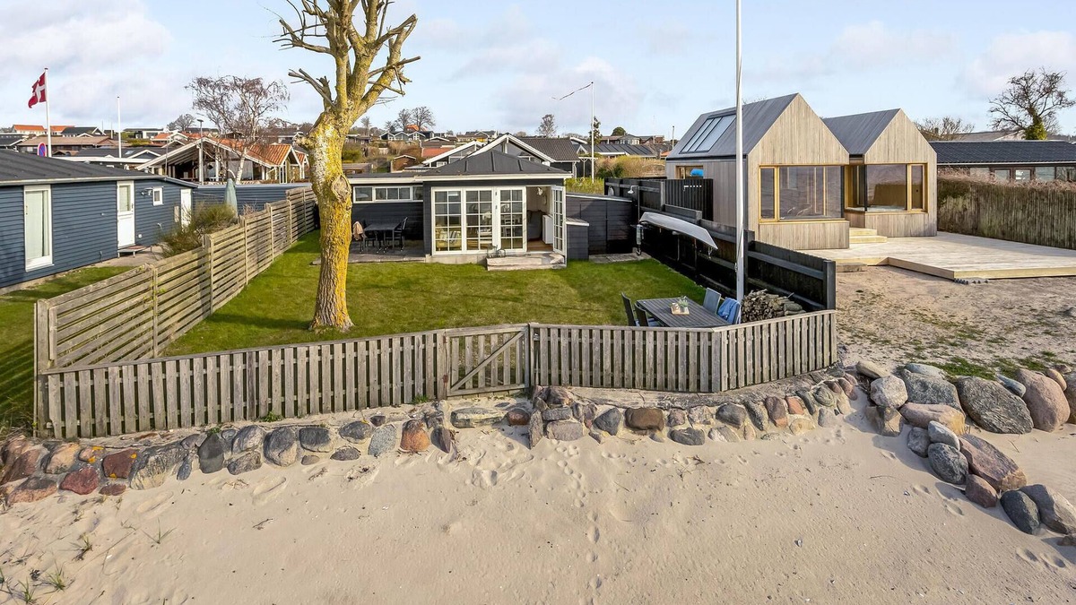 Ronde House | Lovely home in Rønde with kitchen