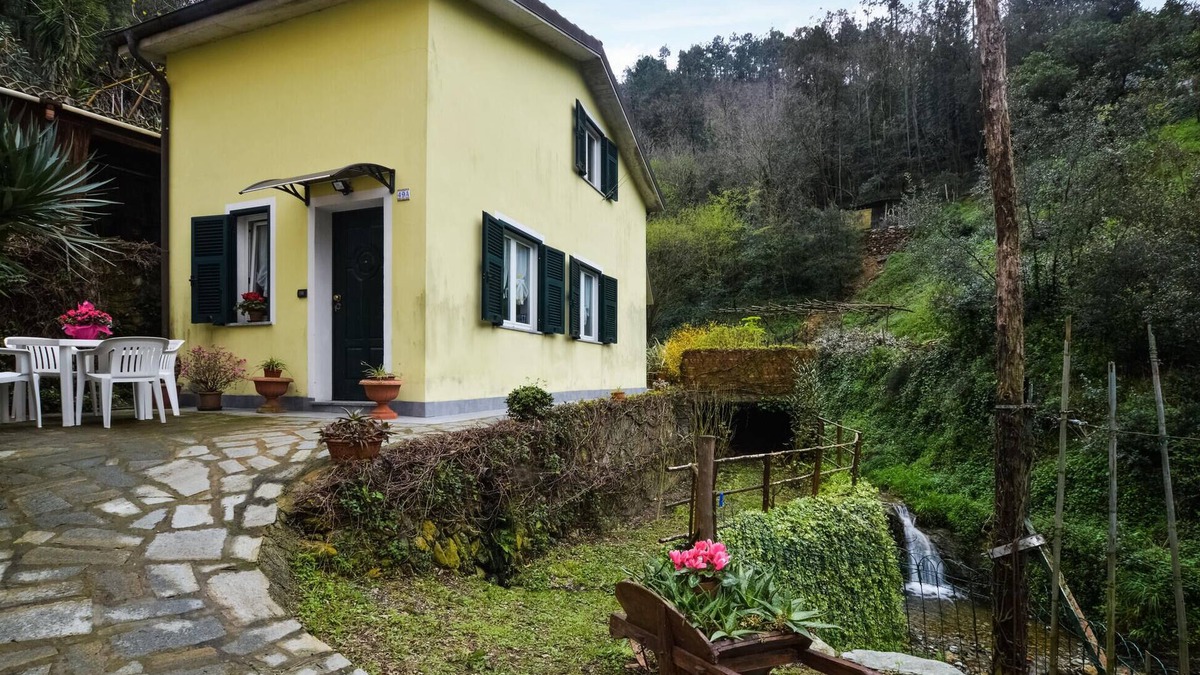 Vado Ligure House | Lovely home in Sant'Ermete with kitchen