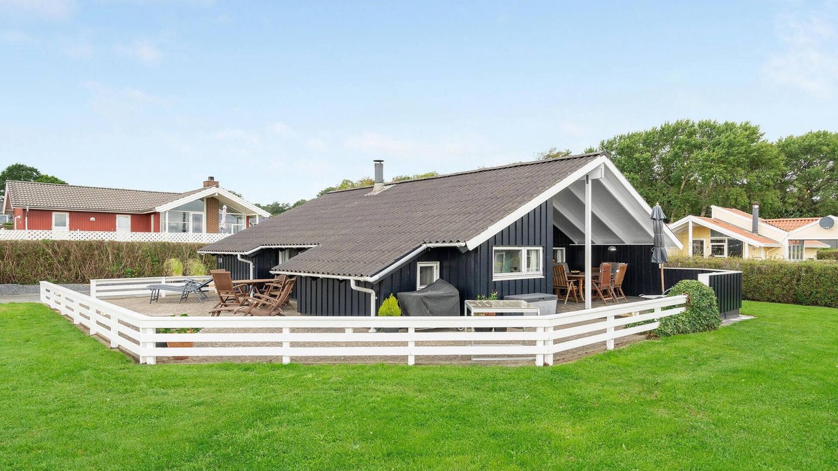 Grønninghoved Strand House | Lovely home in Sjølund with sauna