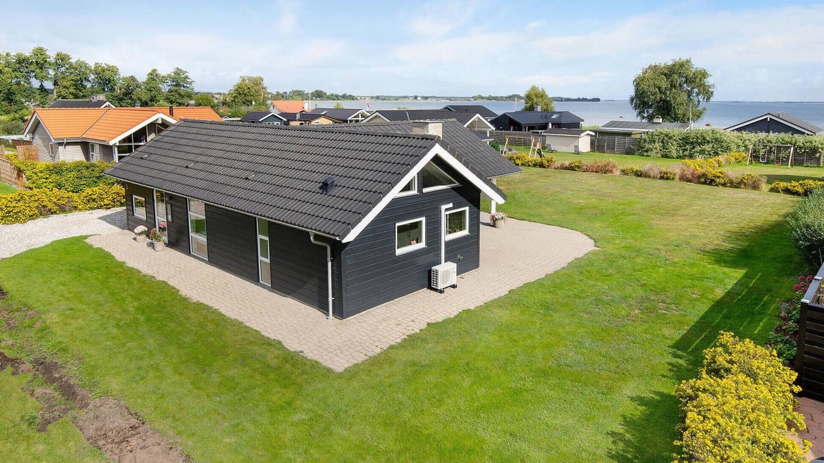 Grønninghoved Strand House | Lovely home in Sjølund with kitchen