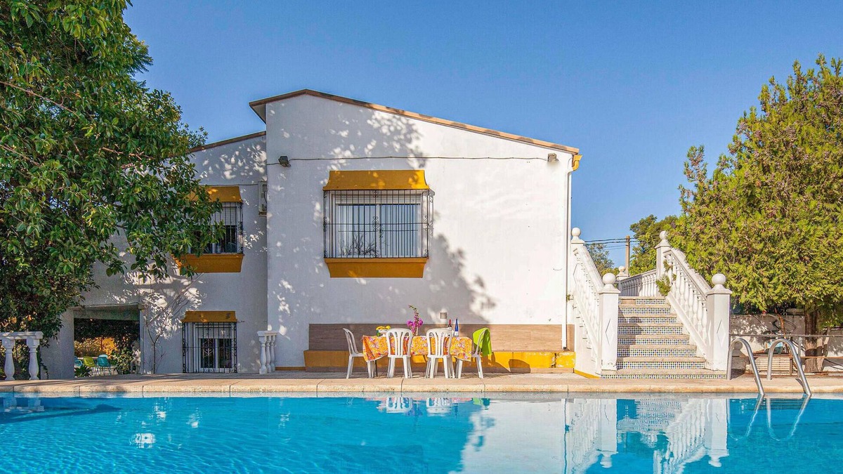 Tomares House | Lovely home in Tomares with kitchen