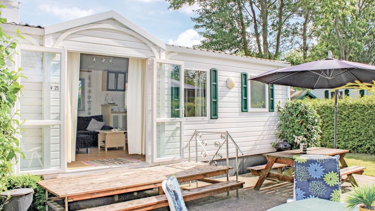 Tzummarum House | Lovely home in Tzummarum with WiFi