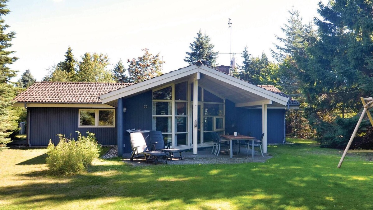 Bøtø By House | Lovely home in Væggerløse with kitchen