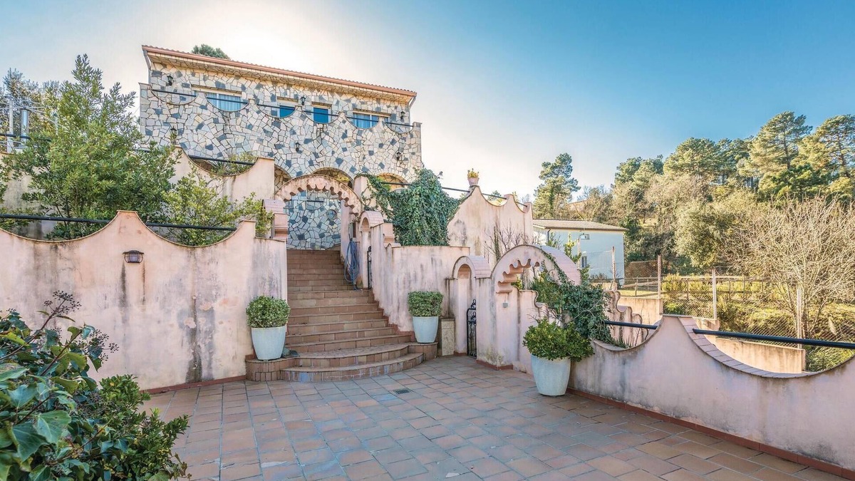 Puigventos House | Lovely home in Vidreres with kitchen