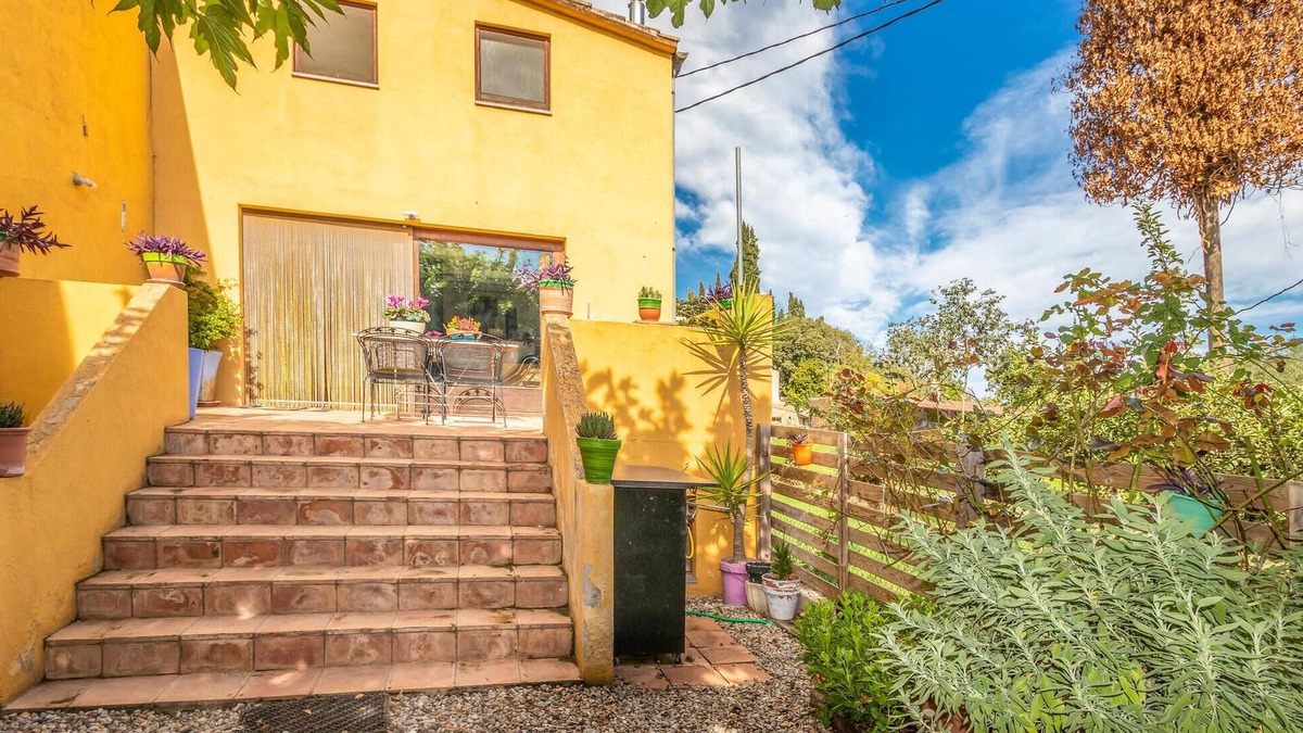 Galliners House | Lovely home in Vilademuls with WiFi