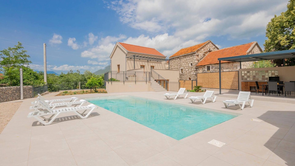 Vrgorac House | Lovely home in Vrgorac with WiFi