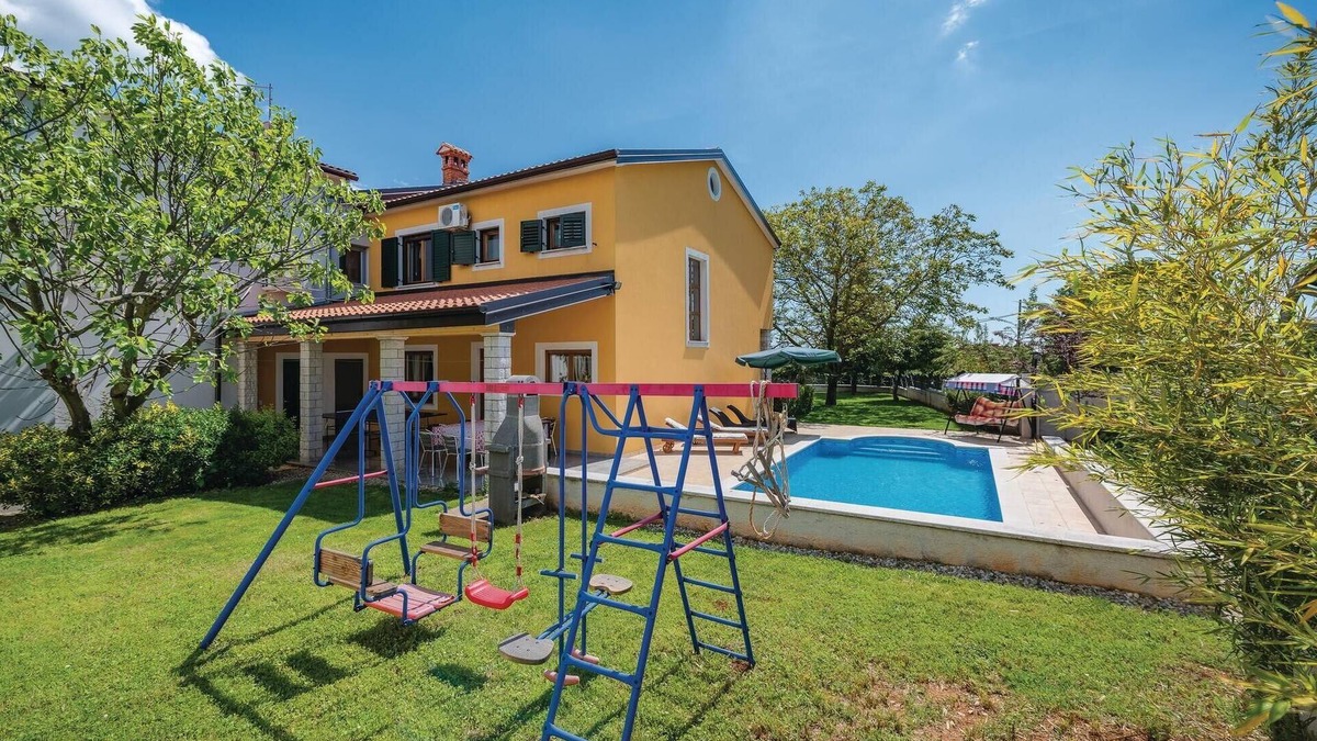 Orbanici House | Lovely home in Zminj with kitchen