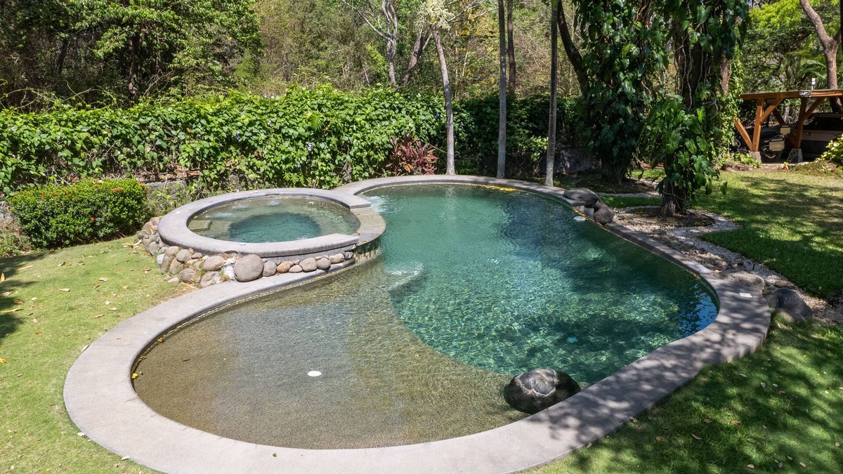 Curubande House | Lovely home plenty of space, great for celebrations, parties, pet friendly.