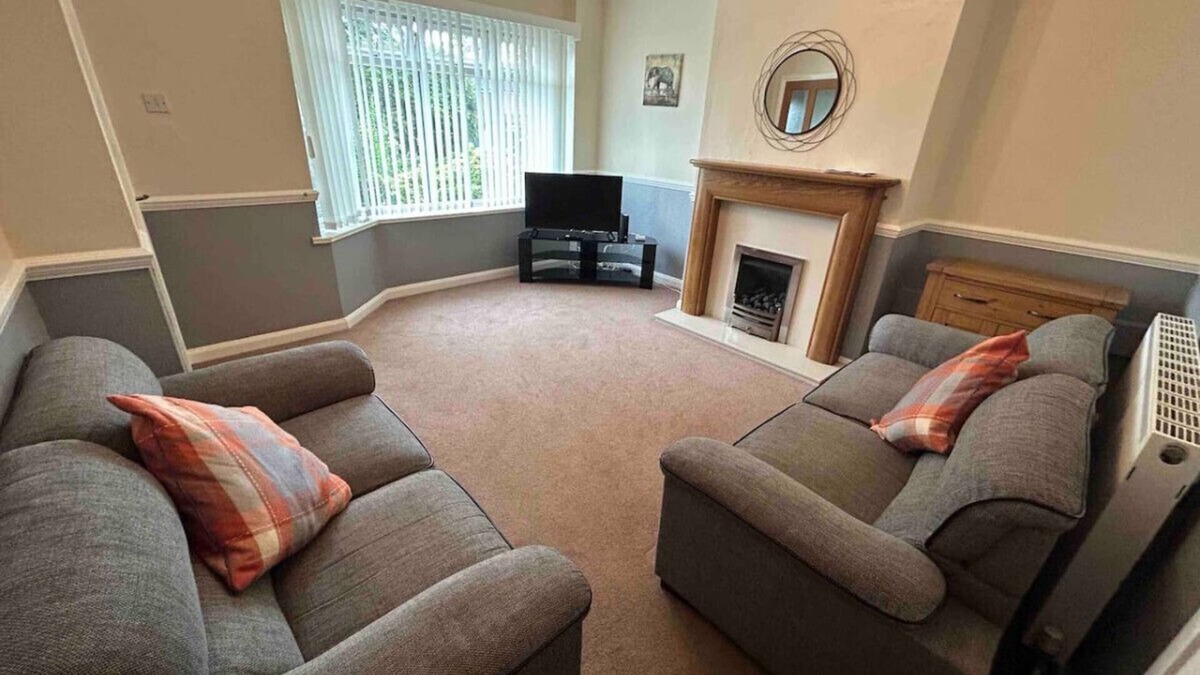 Talke House | Lovely house & driveway parking
