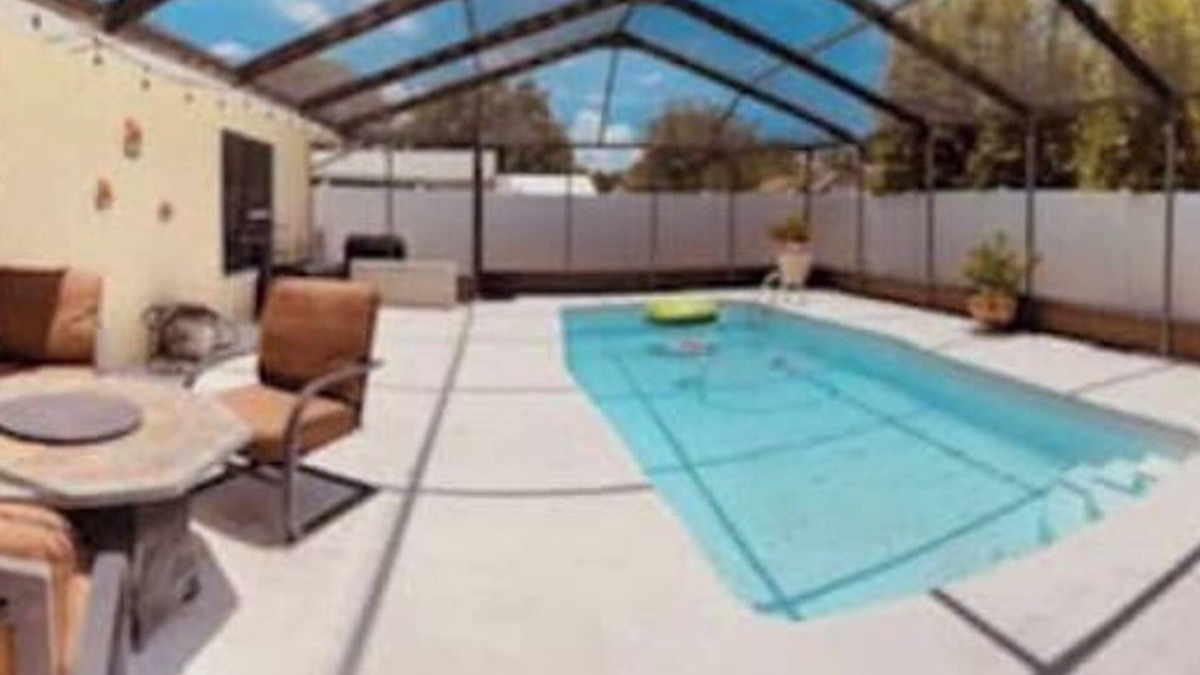 Town N County Park House | Lovely house with pool.