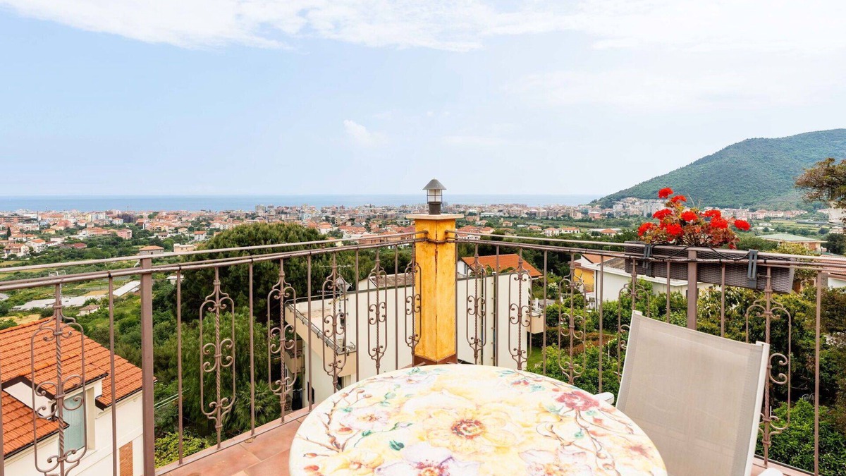 Borghetto Santo Spirito Villa | Lovely apartment in villa for 5 guests with A/C, WIFI, pool, balcony, pets allowed and parking