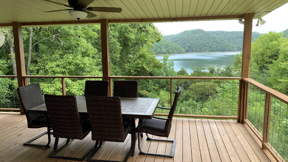 Baxter House | Lovely Lake Front Getaway