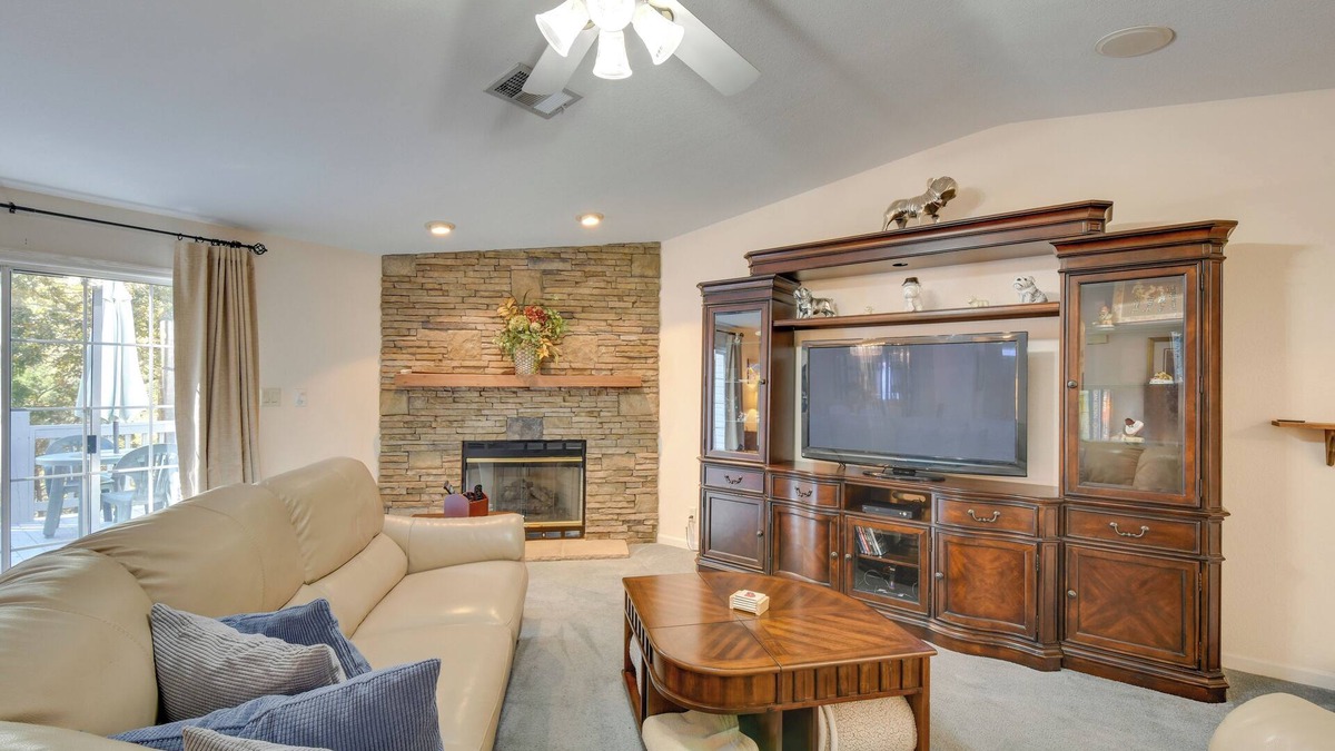 Reed Creek House | Lovely Lake Hartwell Retreat with Dock & Grill!