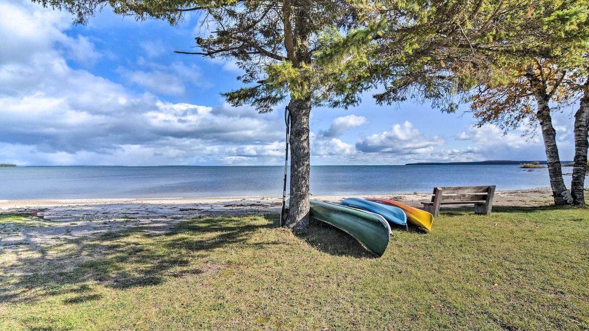 St Ignace Apartment | Lovely Lake Huron Getaway: Beach Access & Kayaks!