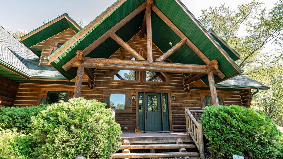 Necedah Cabin | LOVELY LAKEFRONT HOME ON THE SHORES OF CASTLE ROCK LAKE WITH PRIVATE PIER