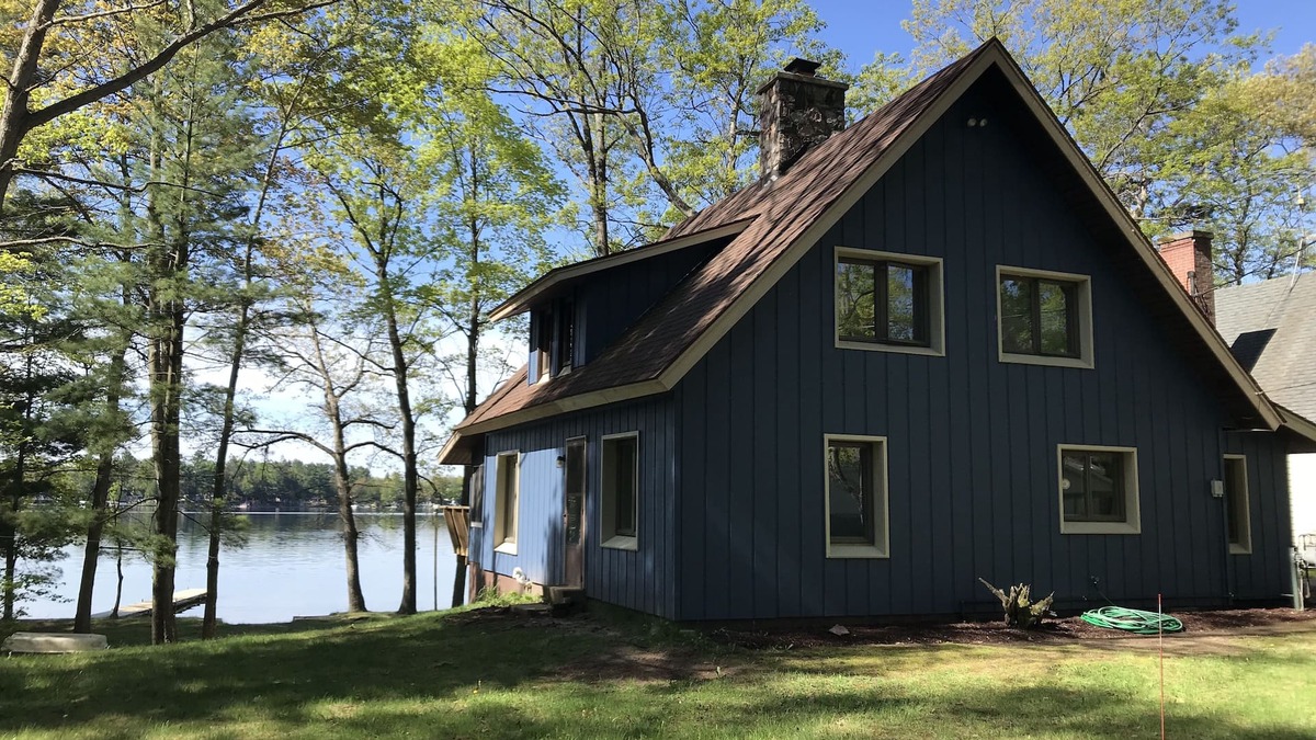 Lake House | Lovely lakefront log cabin on Eight Point Lake. Relax or have fun in the lake!