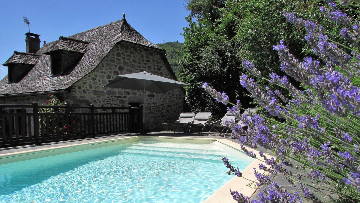 Saint-Hippolyte House | Lovely lakeside house with private pool