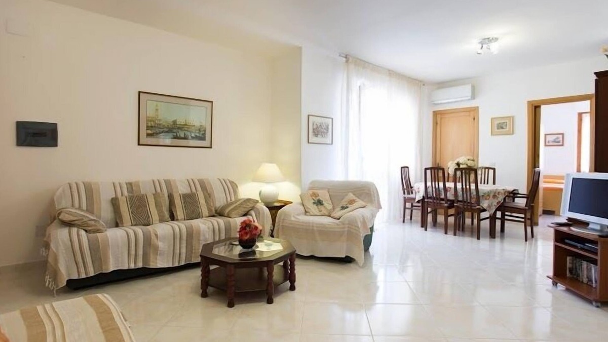 La Pietraia Apartment | Lovely, large apartment near Lido beach & old town with wifi and aircon