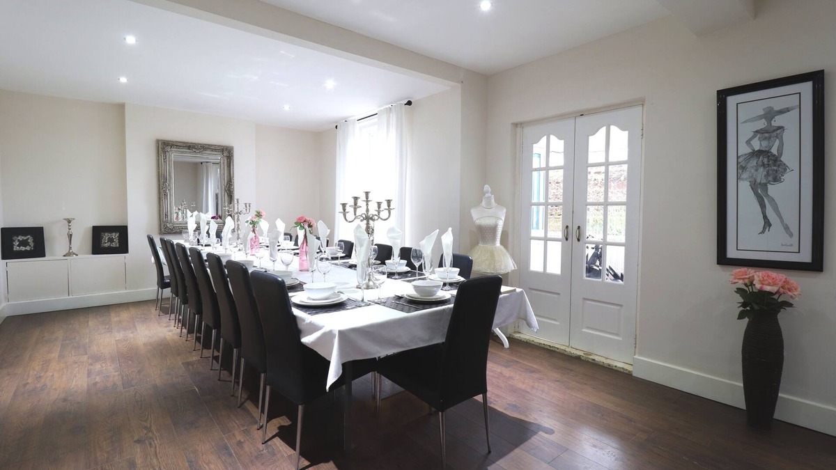 Christchurch House | Lovely large property near Bournemouth
