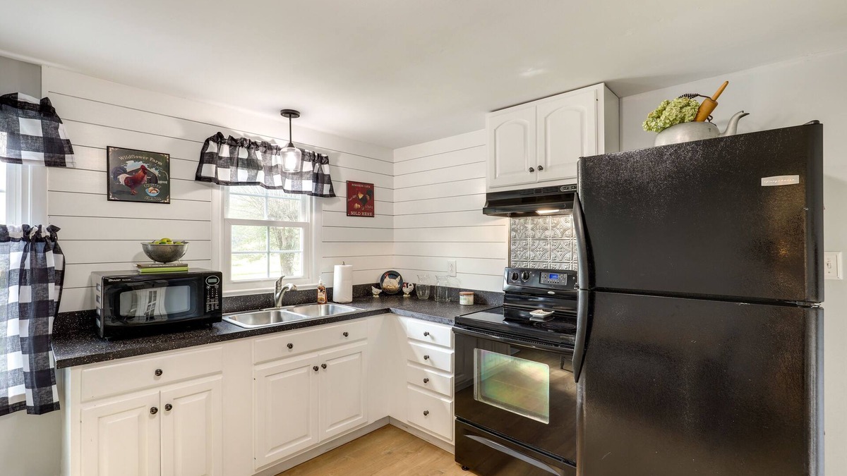 Leicester House | Lovely Leicester Home w/ Stunning Mountain Views!