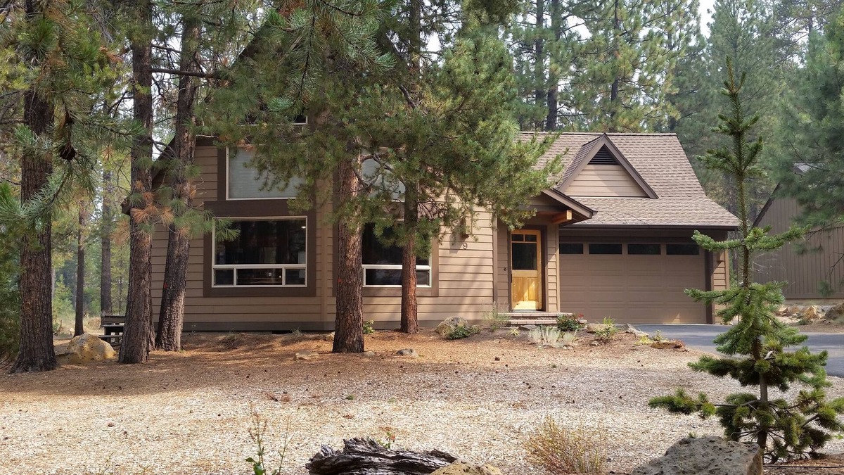 Sunriver House | Lovely, light, bright home in the woods! SHARC passes included! Hot tub!