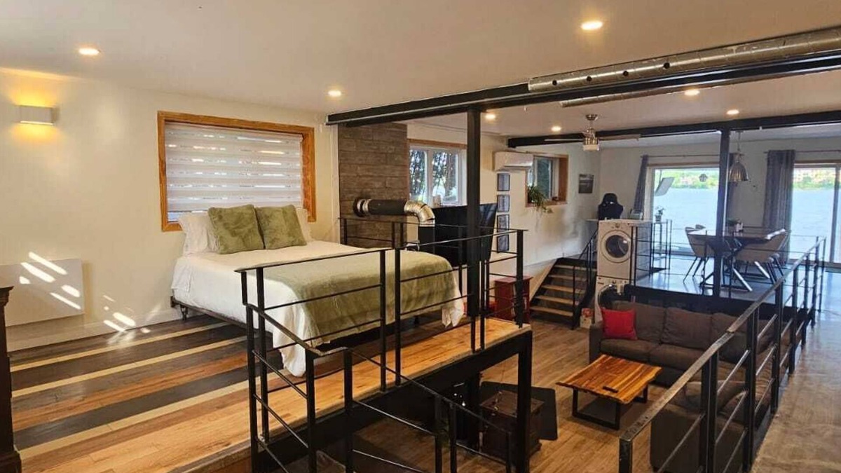 Laval-des-Rapides Apartment | Lovely loft on the water, with free parking. Pet-Friendly!