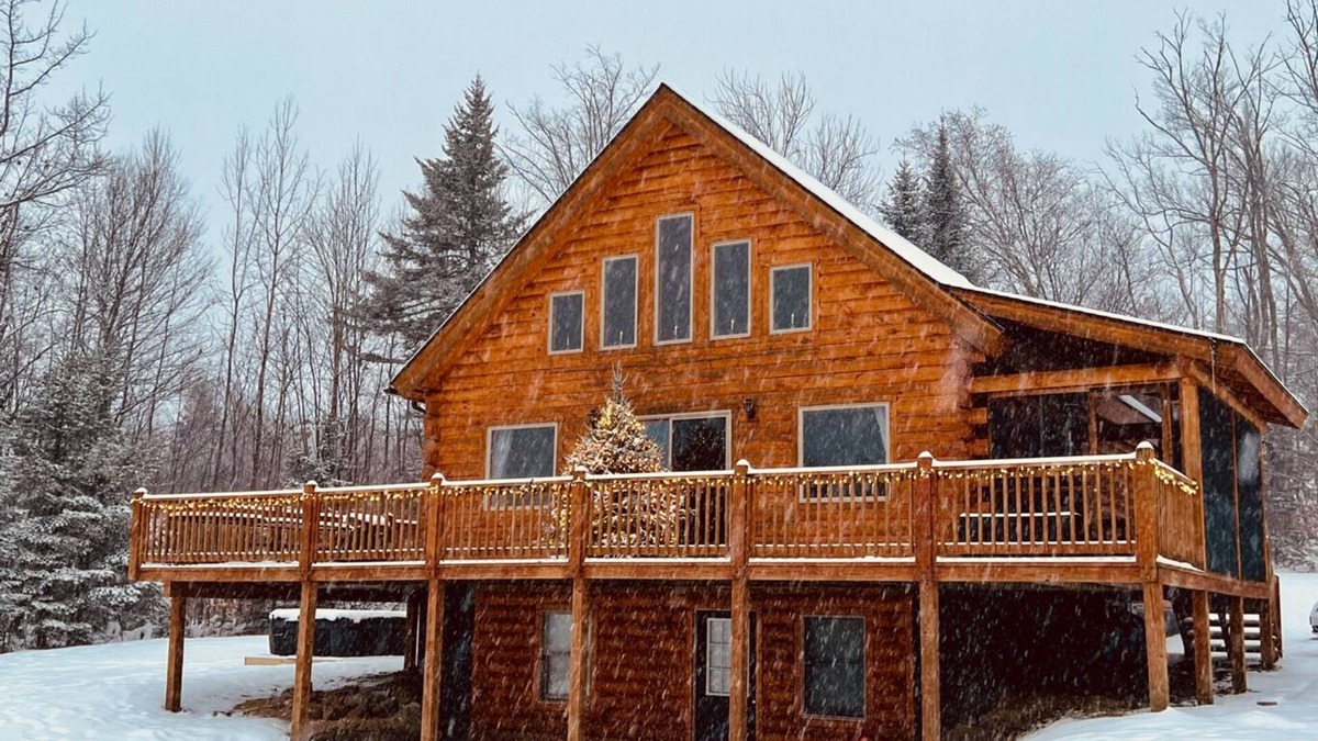 Campton House | Lovely log cabin with hot tub!