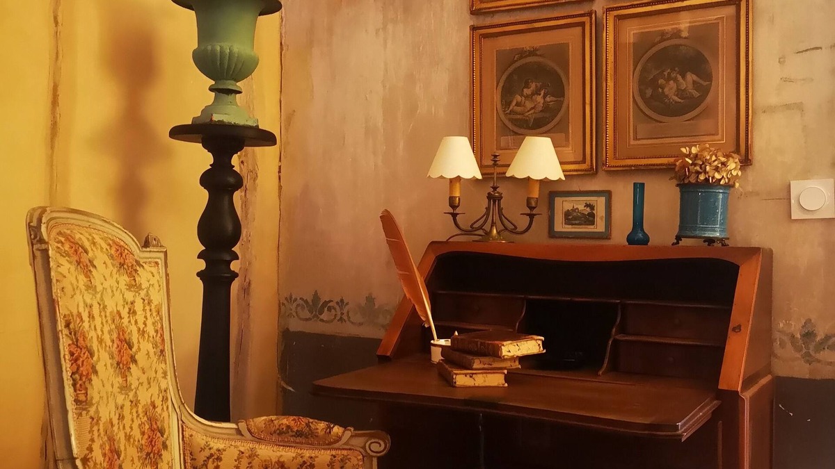 Cadouin Cottage | Lovely, luxuriously decorated house, intimate garden in a historic village