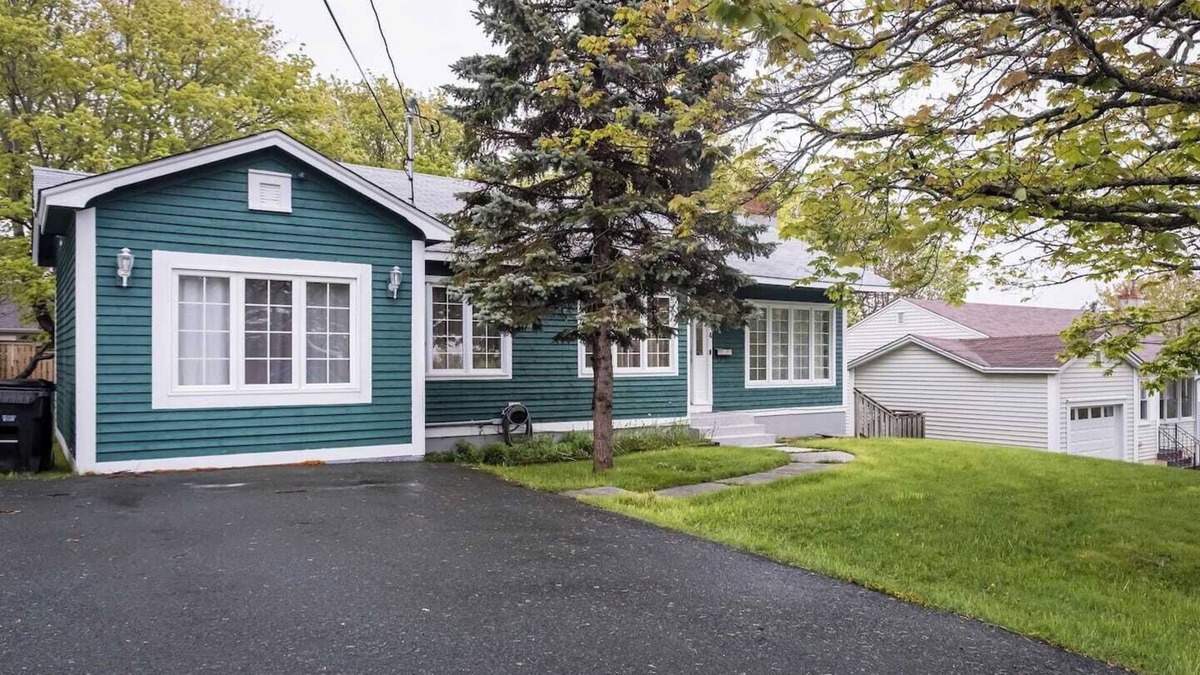 West End Apartment | Lovely Main Floor House located in Quiet Area