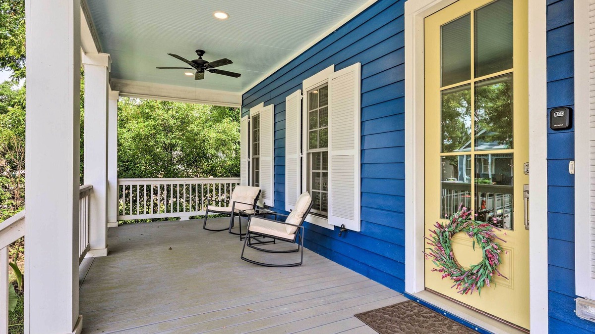 Washington Square House | Lovely Mobile Retreat w/Deck & Front Porch!