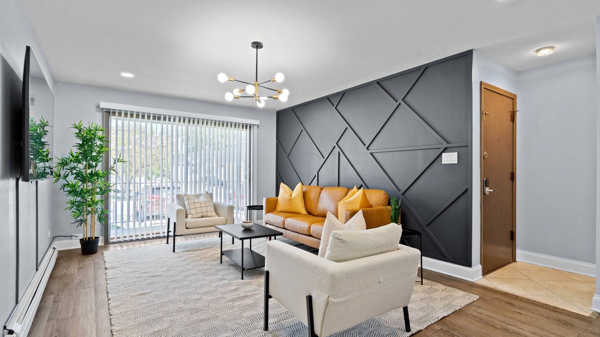 Chicago Ridge Apartment | Lovely & Modern 2 Bd Apt near Golf Course