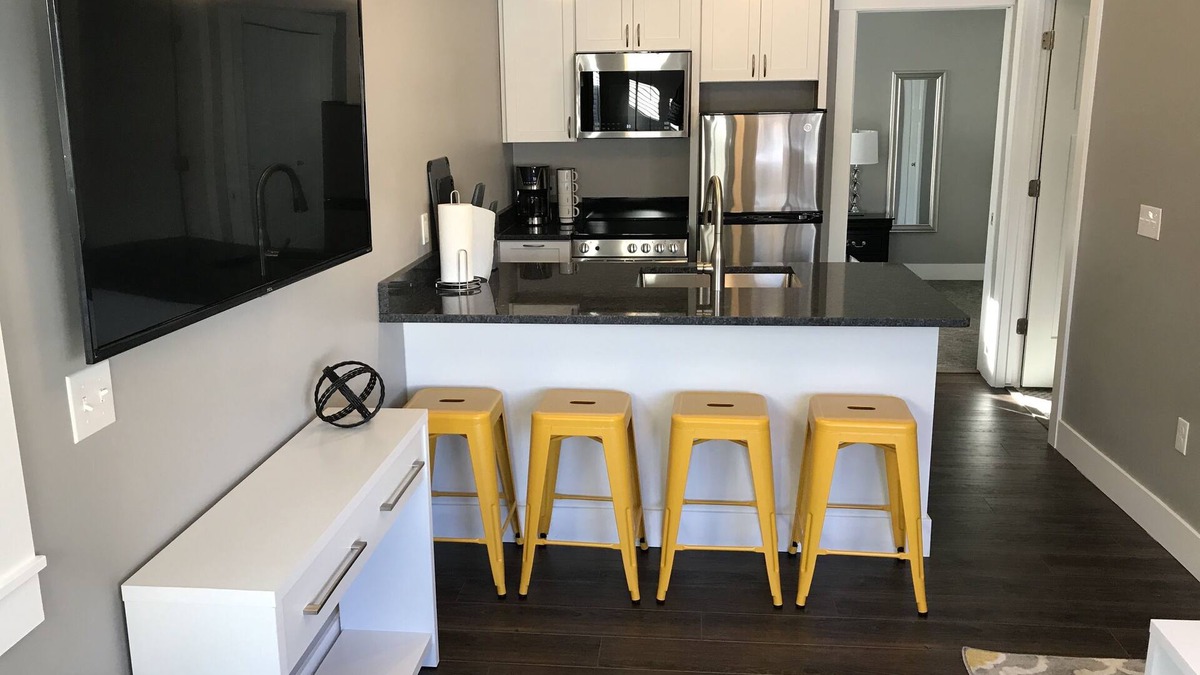 Riverfront Apartment | Lovely Modern Space - Yellow