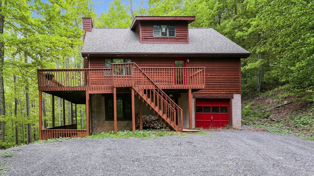Northface House | Lovely mountain home provides comfort for every creature. Red Fox Run!!