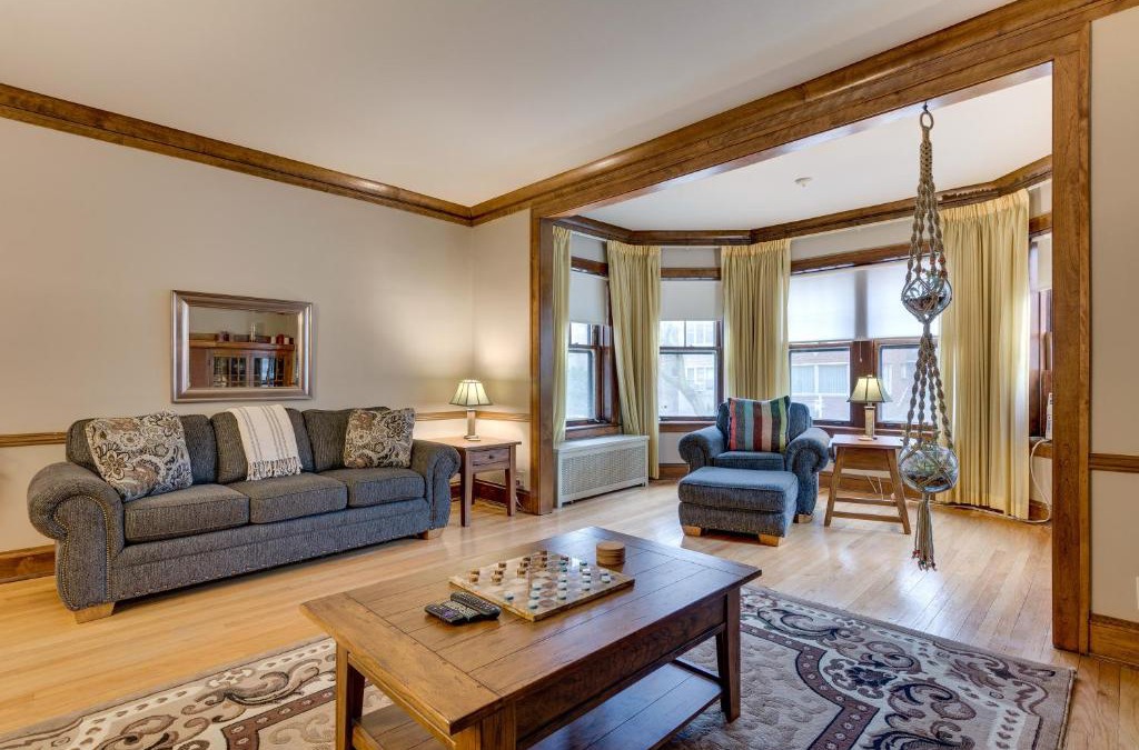Rogers Park Apartment | Lovely Near Loyola - Enjoy the Wonderful Outdoor Space and Sun Room - Room for the Whole Crew apts
