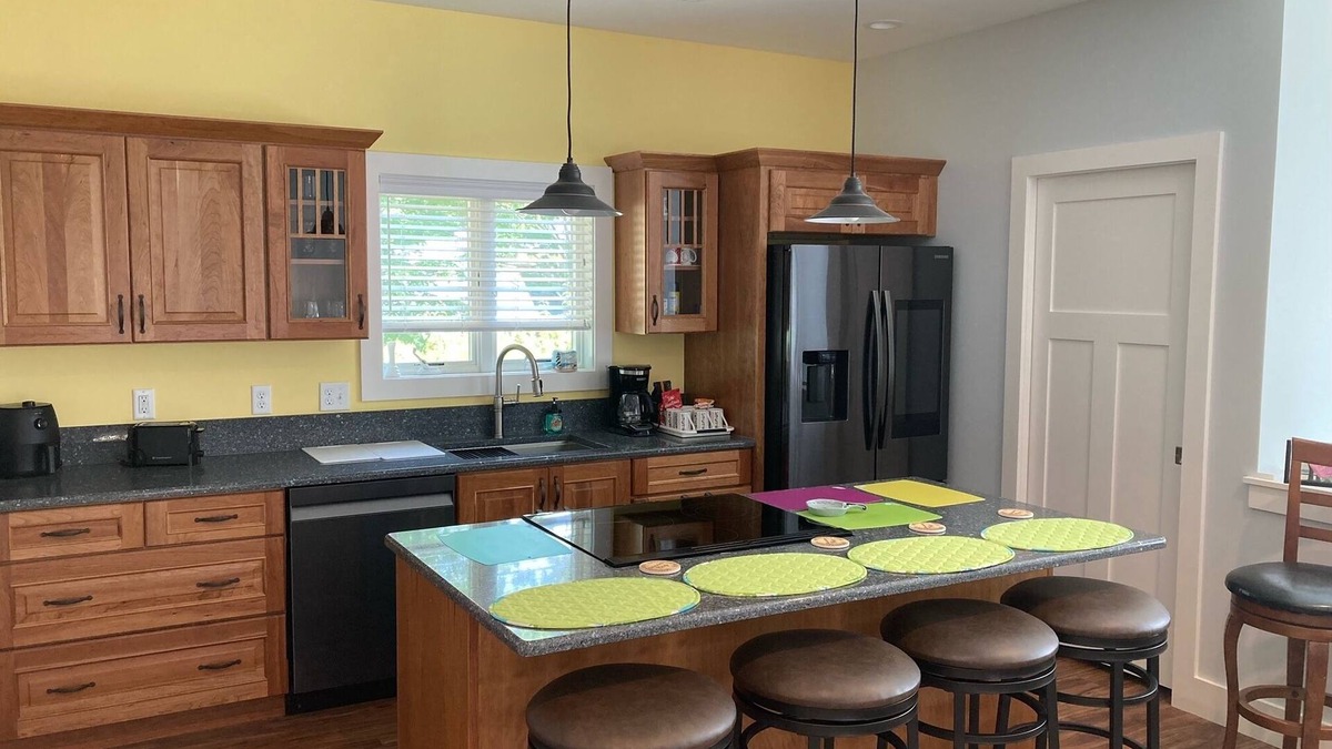 Frankfort Apartment | Lovely new above-garage apartment