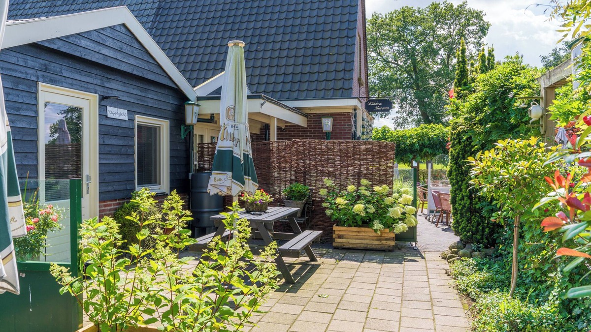 Hellendoorn House | Lovely new flat with garden and conservatory