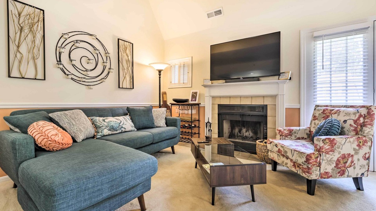 Norwich Villa | Lovely Norwich Villa, On Golf Course w/Amenities!