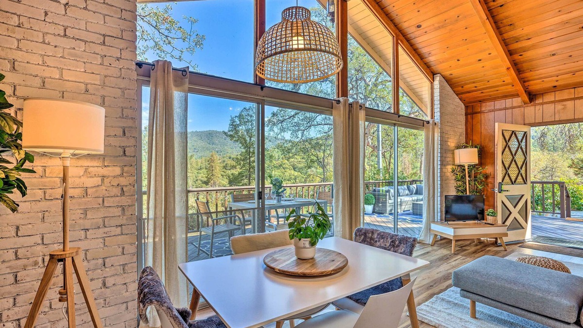 Yosemite Forks Cabin | Lovely Oakhurst Cabin w/Deck & Mtn Views!