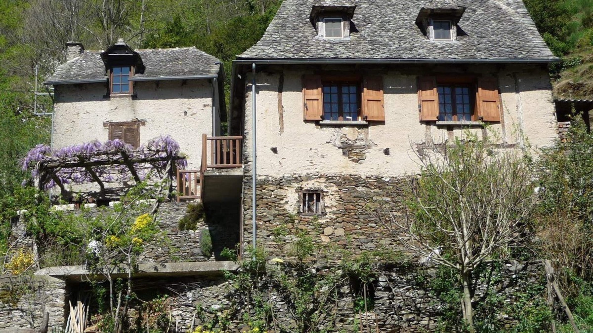 Golinhac Cottage | Lovely old character cottage overlooking the river Lot