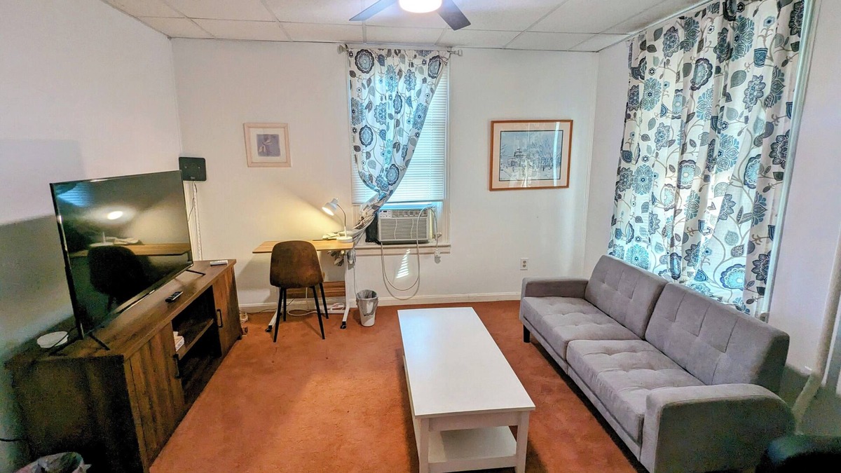 Enola Apartment | Lovely one-bedroom unit with private parking