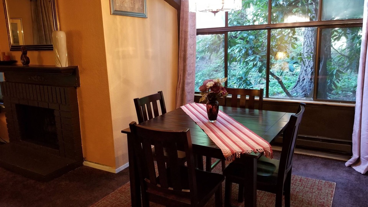 Federal Way Condo | Lovely One Bedroom Condo with Indoor Fireplace