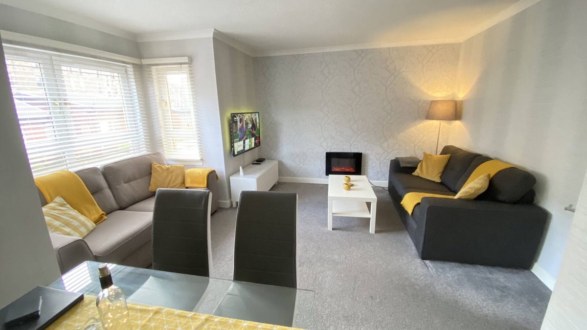Paisley Apartment | Lovely Paisley Central Location - 2 bedroom apartment. Sleeps 4 Adults