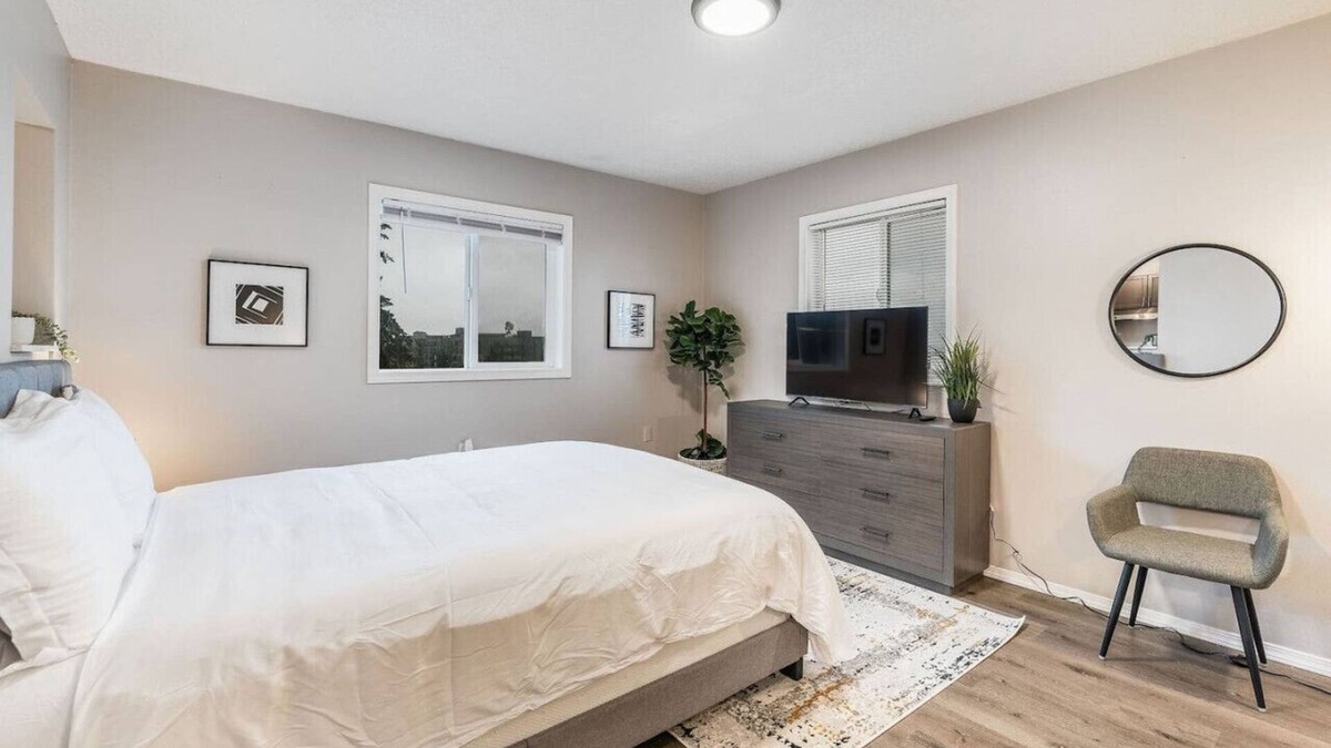 Hilltop Apartment | Lovely Private Studio Freshly Renovated Downtown 7