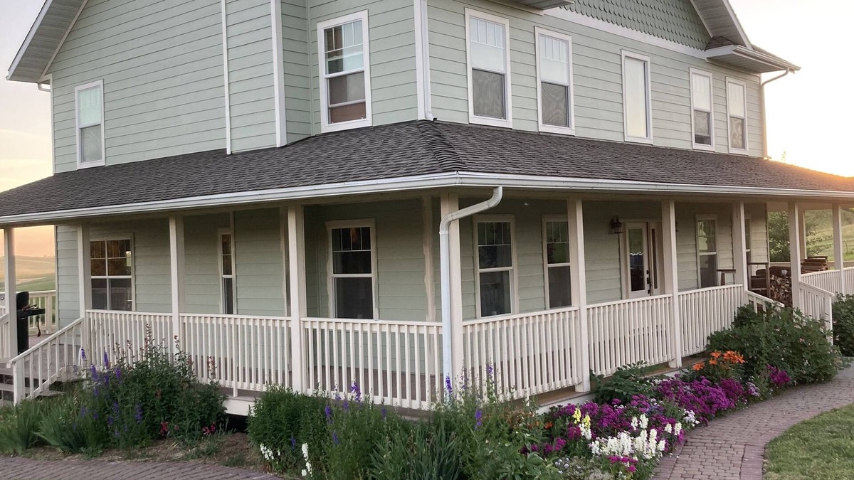 Moscow Bed & Breakfast | Lovely queen room on quiet alpaca farm for 1-2 guests.