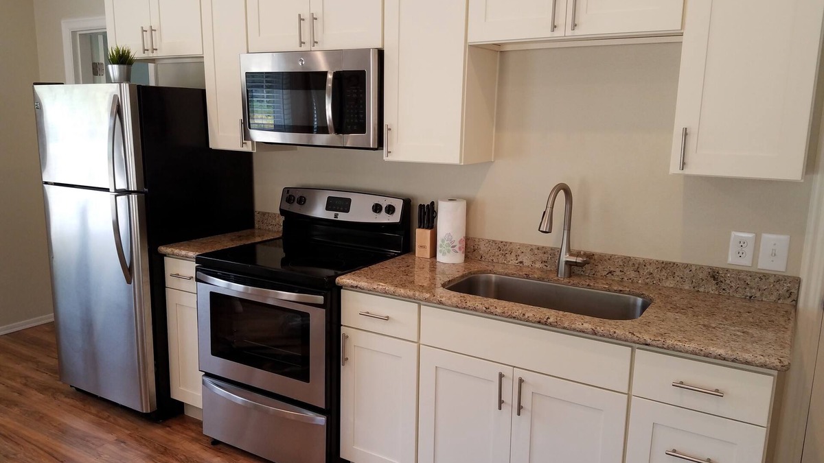 Langley Cabin | Lovely remodeled guest house located at the charming Whidbey Airpark.