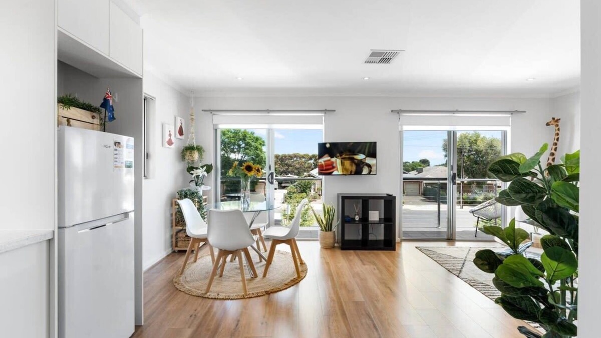 Oaklands Park House | Lovely Renovated 2BR Townhouse/WiFi/Parking
